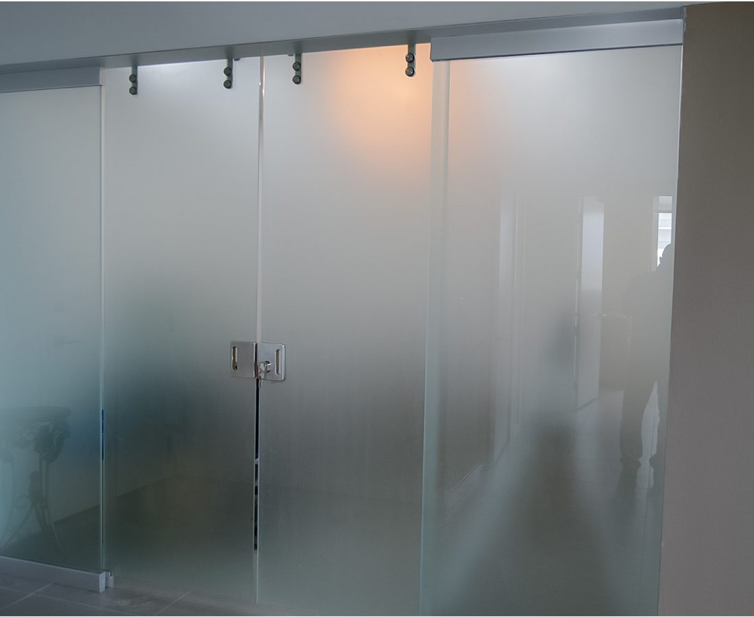 GLASS PARTITION 6